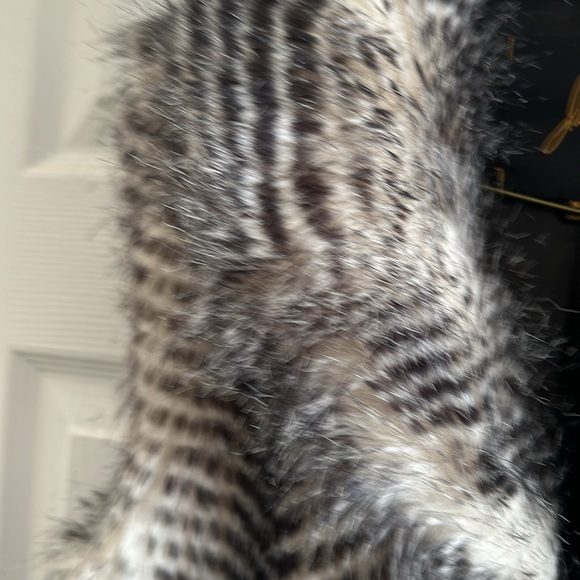 Jack Faux fur vest. Size M. Black and white   EUC - Picture 3 of 10